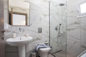 Junior Suite | Balcony | Bad | Dusj, toalettartikler (inkludert), hårføner og badekåper