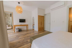 Phòng đôi Deluxe, sân hiên, quang cảnh hồ bơi