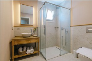 Deluxe Double Room, Patio, Pool View | Bathroom - Fiora Alacati Hotel (Çeşme)