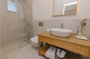 Phòng đôi Deluxe, quang cảnh hồ bơi | Phòng tắm