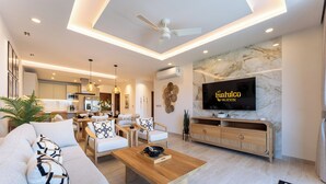 Una sala de estar moderna con un sofá, una mesa de centro y un televisor.