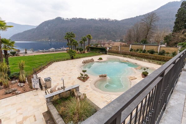 Terrace/patio - Elegant Lake View Apartment with Pool (Lavena Ponte Tresa)