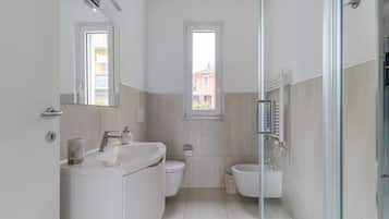 Een douche, een bidet, zeep, shampoo