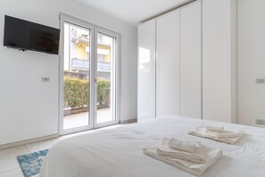 Room - Elegant Lake View Apartment with Pool (Lavena Ponte Tresa)