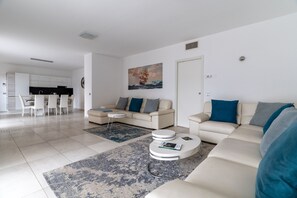 Living area - Elegant Lake View Apartment with Pool (Lavena Ponte Tresa)