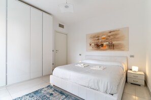 Room - Elegant Lake View Apartment with Pool (Lavena Ponte Tresa)