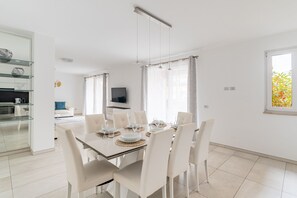 Dining - Elegant Lake View Apartment with Pool (Lavena Ponte Tresa)