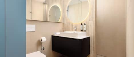 Douche, séchoir à cheveux, serviettes fournies, savon