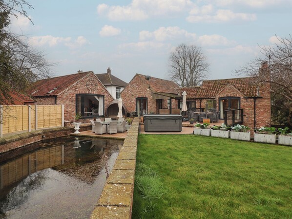 Terrace/patio - Mill Race Cottage (Driffield)