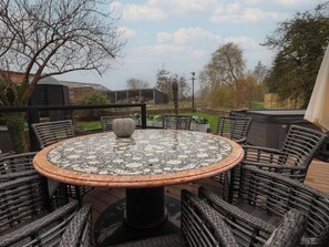 Outdoor dining - Mill Race Cottage (Driffield)