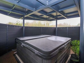 Outdoor spa tub - Swing Bridge Cottage (Driffield)