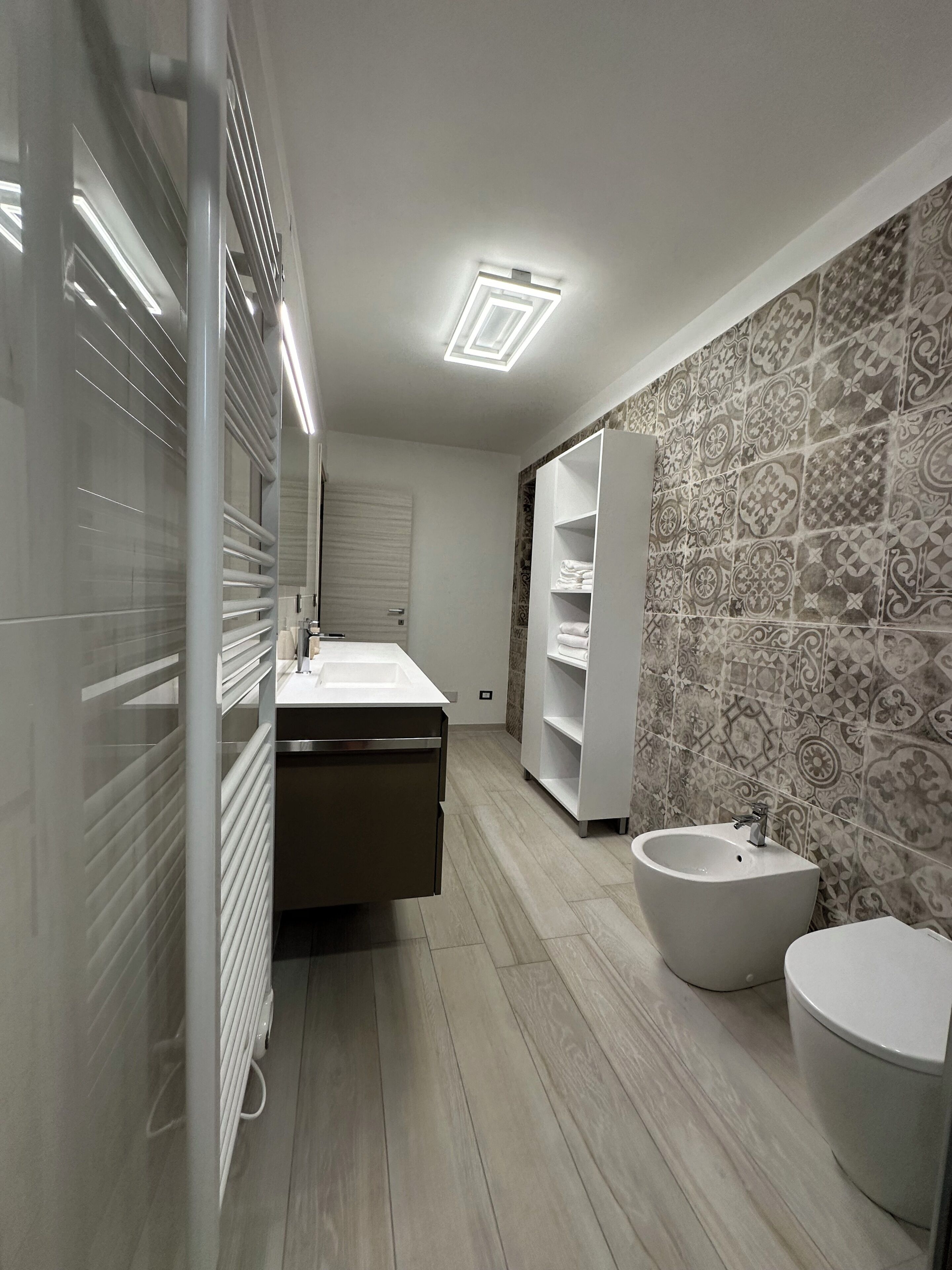 Een douche, een haardroger, een bidet, handdoeken