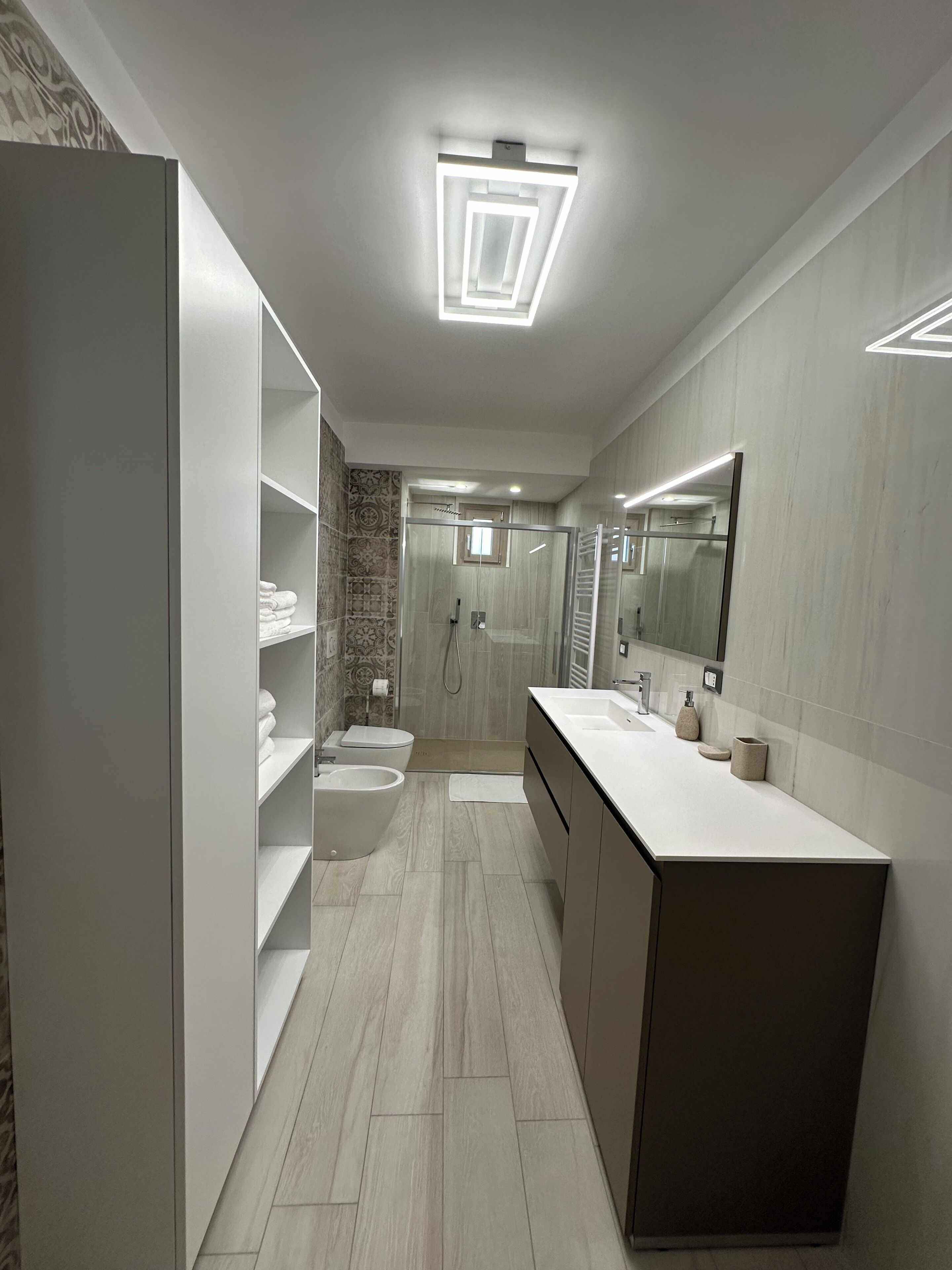 Een douche, een haardroger, een bidet, handdoeken