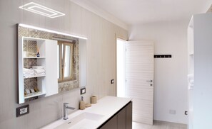 Bathroom - Tourist Accommodation Rainbow "Deluxe Apartment" (Roccavivara)