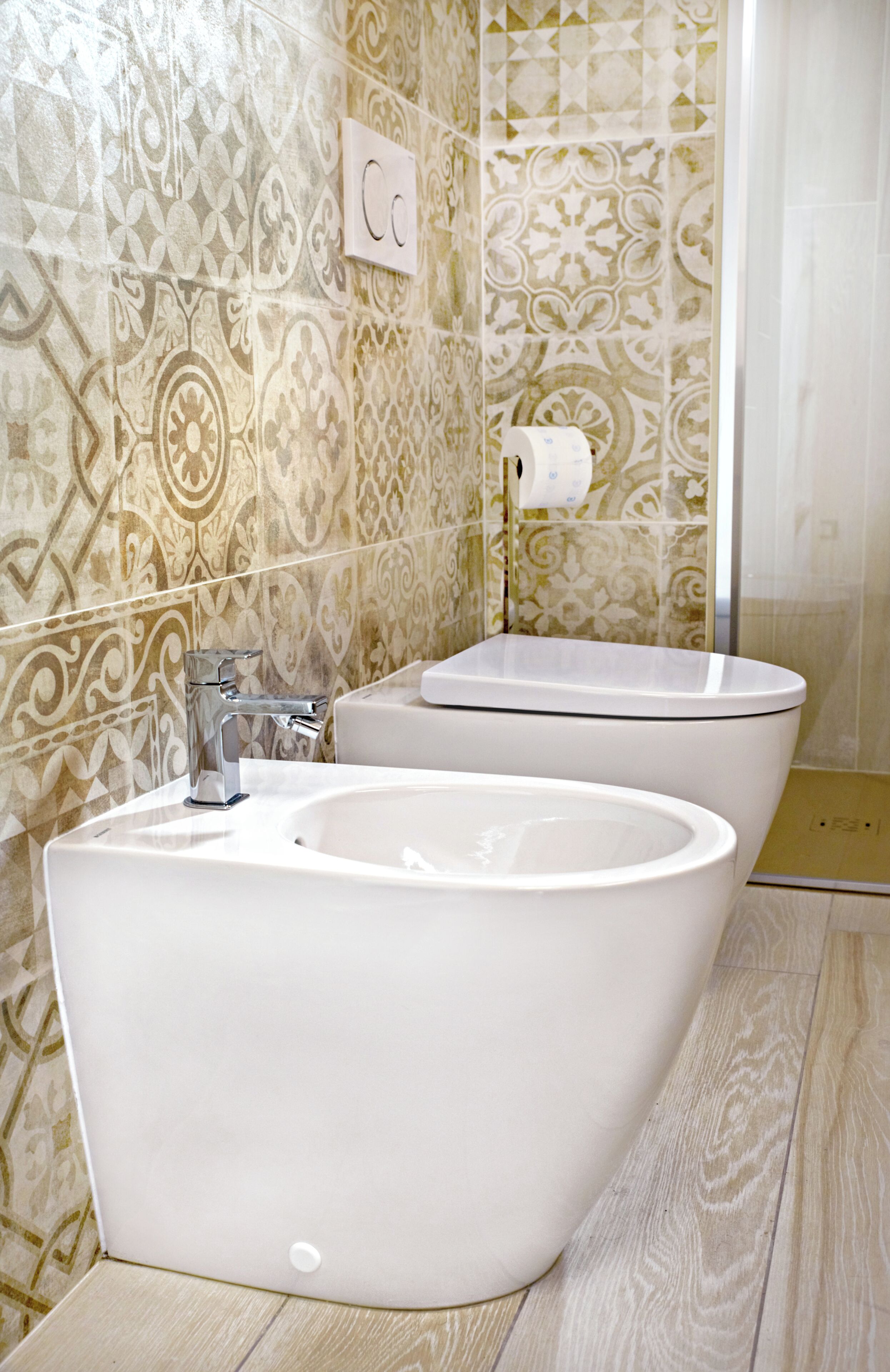 Un bagno con bidet, WC e lavandino.