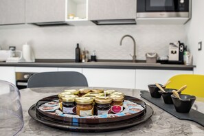 Private kitchen - Tourist Accommodation Rainbow "Deluxe Apartment" (Roccavivara)