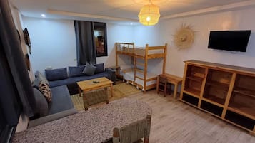 Deluxe Apartment, Garden View | Living area