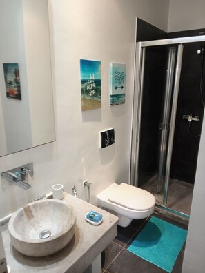 Hair dryer, towels, soap, toilet paper - Peaceful 1-bedroom apartment with AC in charming La Marsa (La Marsa)
