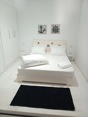Tabla de planchar con plancha, wifi, ropa de cama
