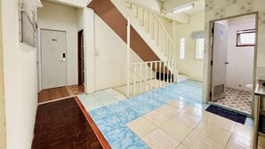 Ein mehrgeschossiges Interieur mit einer Treppe, einer Tür mit der Bezeichnung '301' und einem gefliesten Boden.