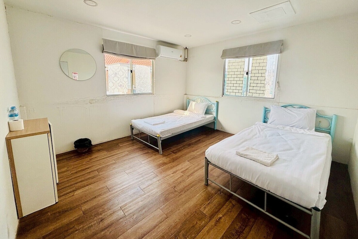 Værelse med 2 enkeltsenge - fælles badeværelse