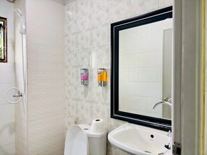 Chambre avec lits jumeaux, salle de bains commune | Salle de bain