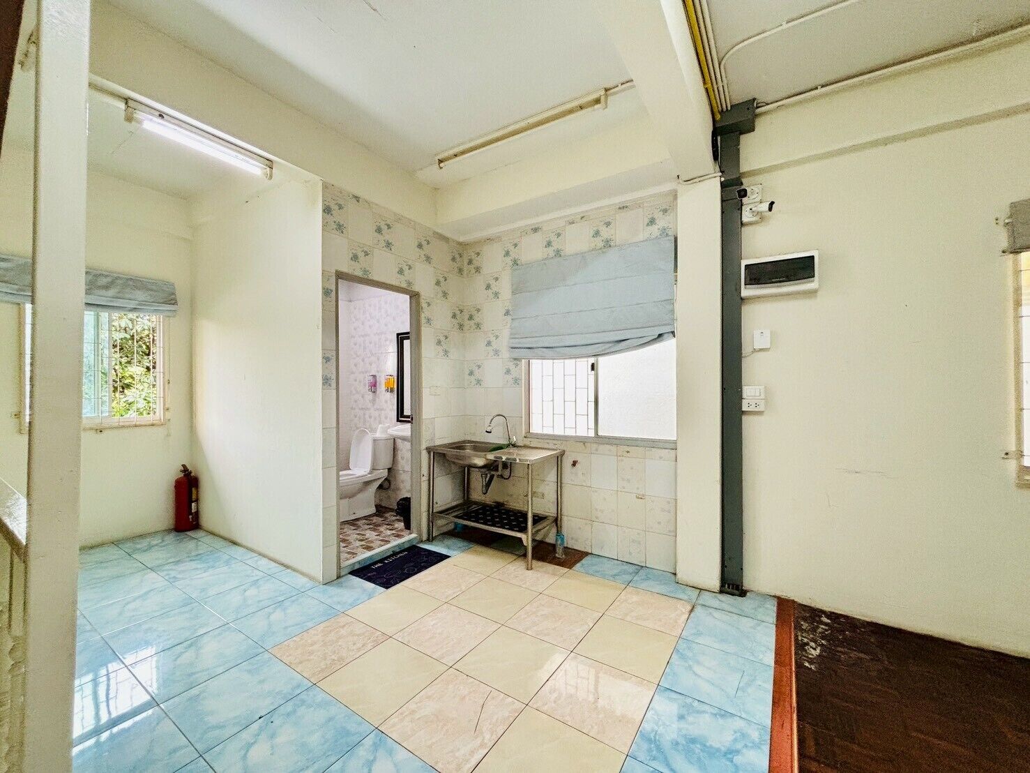 Twin Room, Shared Bathroom | Interior