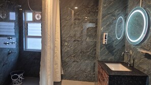 Studio Suite Mewah, pemandangan kota | Kamar mandi