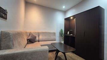 Luxury Studio Suite, City View | Living area
