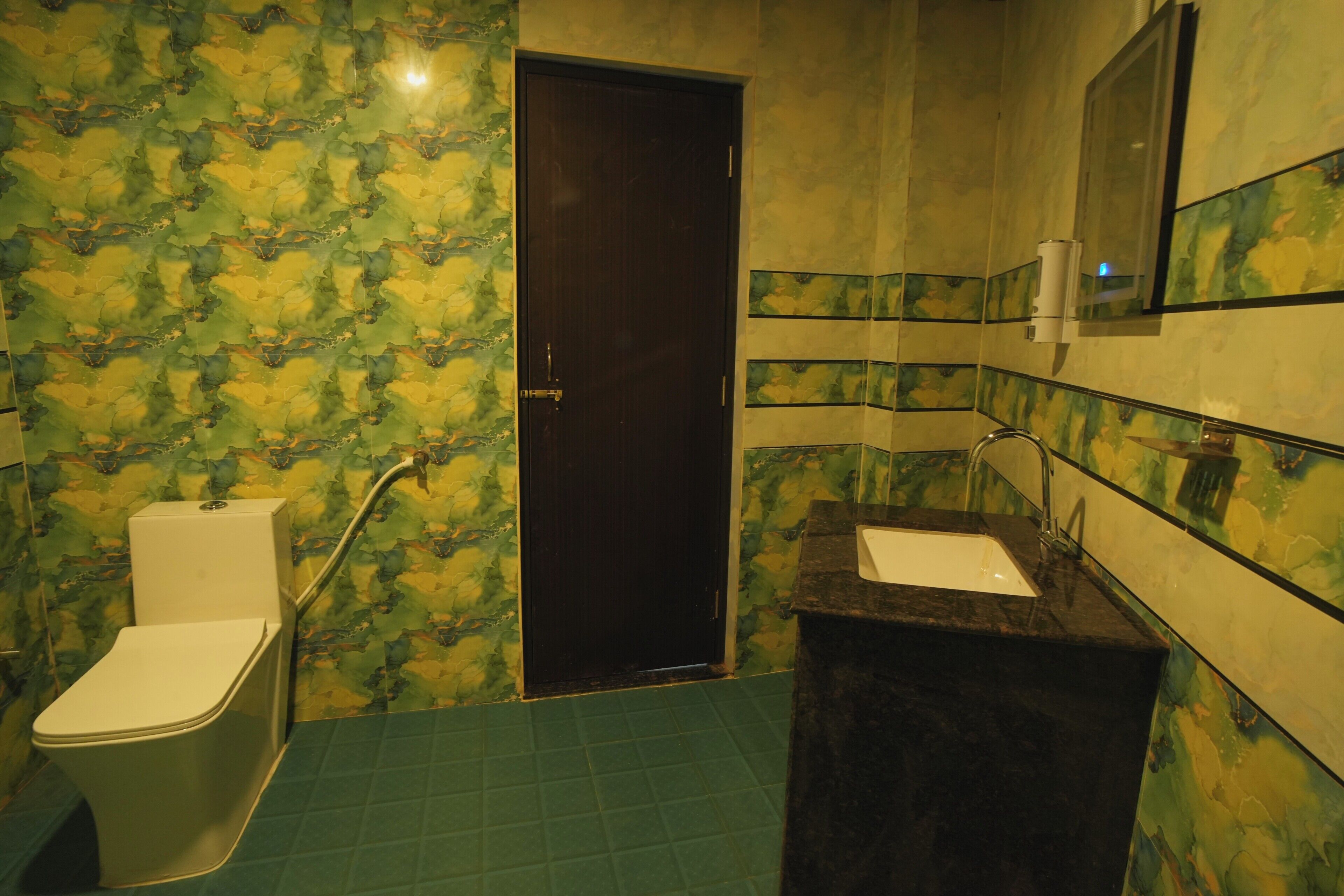 Un bagno con toilette, lavandino e doccia.