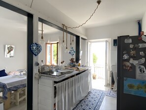 Kjøleskap, kokeplater og kjøkkenutstyr