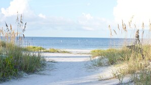 Appartement, meerdere bedden (Island Winds Penthouse 1) | Strand | Aan het strand