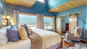 Room - New two-story tranquil lakeview home on Wallowa Lake. Pet-friendly with new appliances, modern furniture, and stunning views. Perfect getaway! (Joseph)