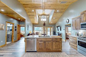 Fridge, microwave, oven, stovetop - Moraine Tranquility Lodge 20 (whole home) (Joseph)