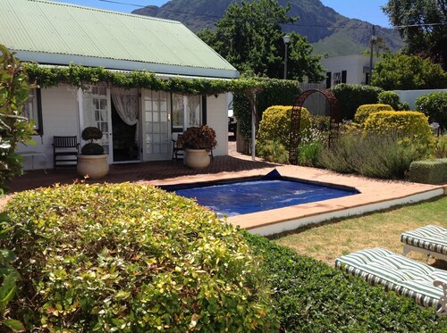 Stunning 2bed home with solar, garden & private pool in perfect location