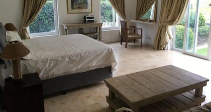 Stunning 2bed home with solar, garden & private pool in perfect location