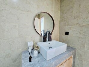 Dusche, Whirlpool, umweltfreundliche Kosmetikartikel, Haartrockner