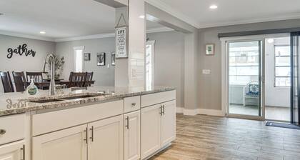 Steps to Bayshore Blvd! Snowbird Retreat w/ Pool