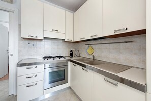 Frigorífico, horno, placa de cocina y lavavajillas