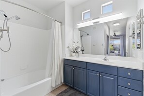 Shower, hair dryer, towels, shampoo - Indigo-Communal Pool, Hot Tub, Gym & Movie Theater (Scottsdale)