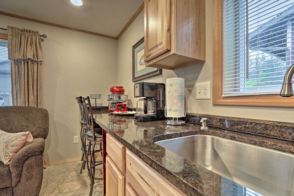 Interior - Quaint Juneau Apt w/ Scenic Mountain Surroundings! (Juneau)
