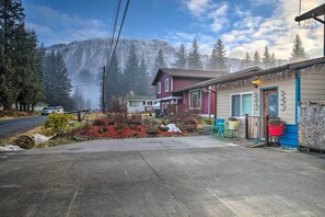 Interior - Quaint Juneau Apt w/ Scenic Mountain Surroundings! (Juneau)