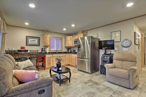 Interior - Quaint Juneau Apt w/ Scenic Mountain Surroundings! (Juneau)