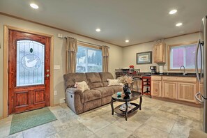 Interior - Quaint Juneau Apt w/ Scenic Mountain Surroundings! (Juneau)