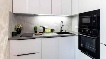 Superior Apartment, Balcony, City View | Private kitchen