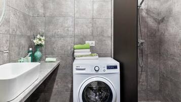 Apartamento superior, balcón, vistas a la ciudad | Baño