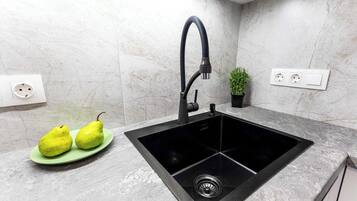 Apartamento superior, balcón, vistas a la ciudad | Cocina privada