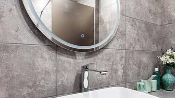 Superior Apartment, Balcony, City View | Bathroom