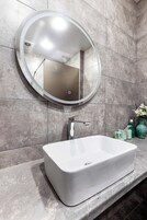 Superior-Apartment, Balkon, Stadtblick | Badezimmer