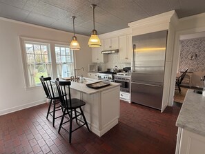 Private kitchen - Charming renovated 3 bed mini-estate in Southampton Village available in June. (Southampton)